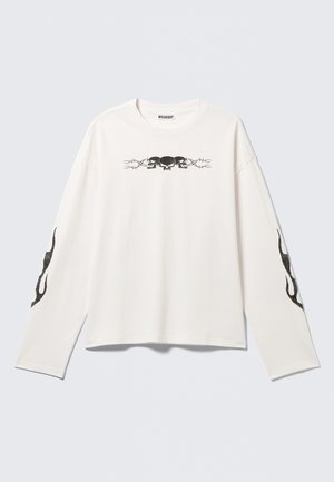 Weißes Langarm-T-Shirt aus Baumwolle, ausgestattet mit einem schwarzen Grafikmotiv von Schädeln und Designelementen auf den Ärmeln. Rundhalsausschnitt und lockere Passform.