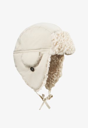 Kremfarvet vintertrapperhat med krøllet fleece-for, øreklapper, knapdetalje og bindebånd under.