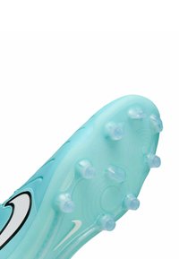 Crampon de football bleu clair avec une tige texturée, dotée d'un swoosh noir et de crampons transparents pour une meilleure traction. Bout arrondi et design élégant.