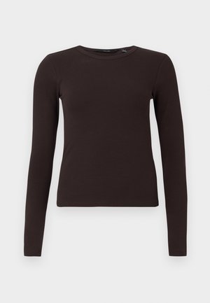 Donkerbruin geribbeld langharig crew neck shirt met een getailleerd silhouet, weergegeven op een effen witte achtergrond.