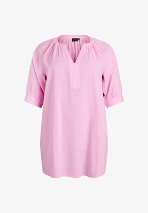 Lyserød, løstsiddende bluse med V-hals, korte pufærmer og et tekstureret stof. Har diskrete rynker ved skuldrene.