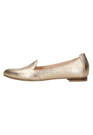 Dames metalisk guld læder flad sko med lukket tå, lav hæl og slip-on design vist fra siden.
