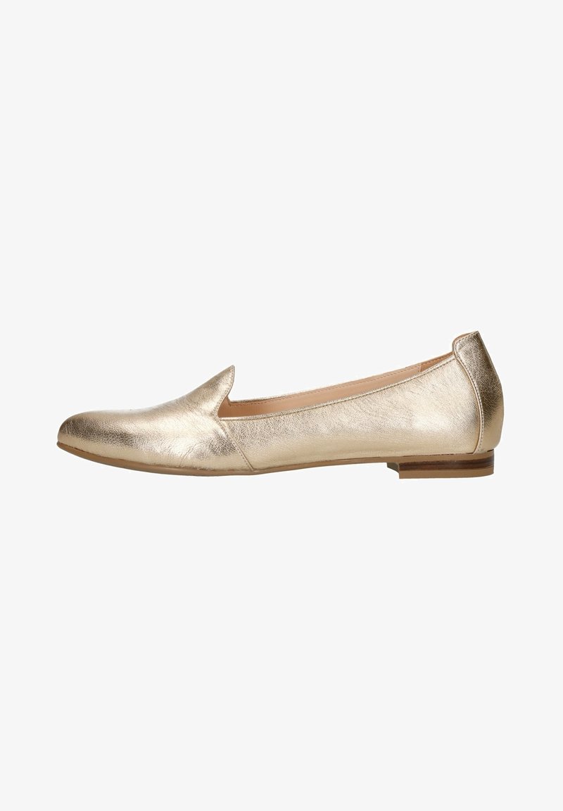 Chaussure plate pour femme en cuir métallisé doré, avec bout fermé, petit talon et design slip-on, vue de côté.
