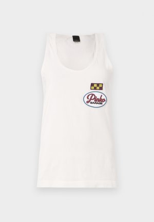 Camiseta de algodón blanca sin mangas con escote redondeado, que presenta dos parches bordados: un cuadrado a cuadros y un óvalo con "Pinko Garage."