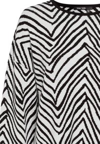 Gestreifter Pullover in Schwarz und Weiß mit einem Zickzackmuster, weichem Strickmaterial und einem runden Ausschnitt.