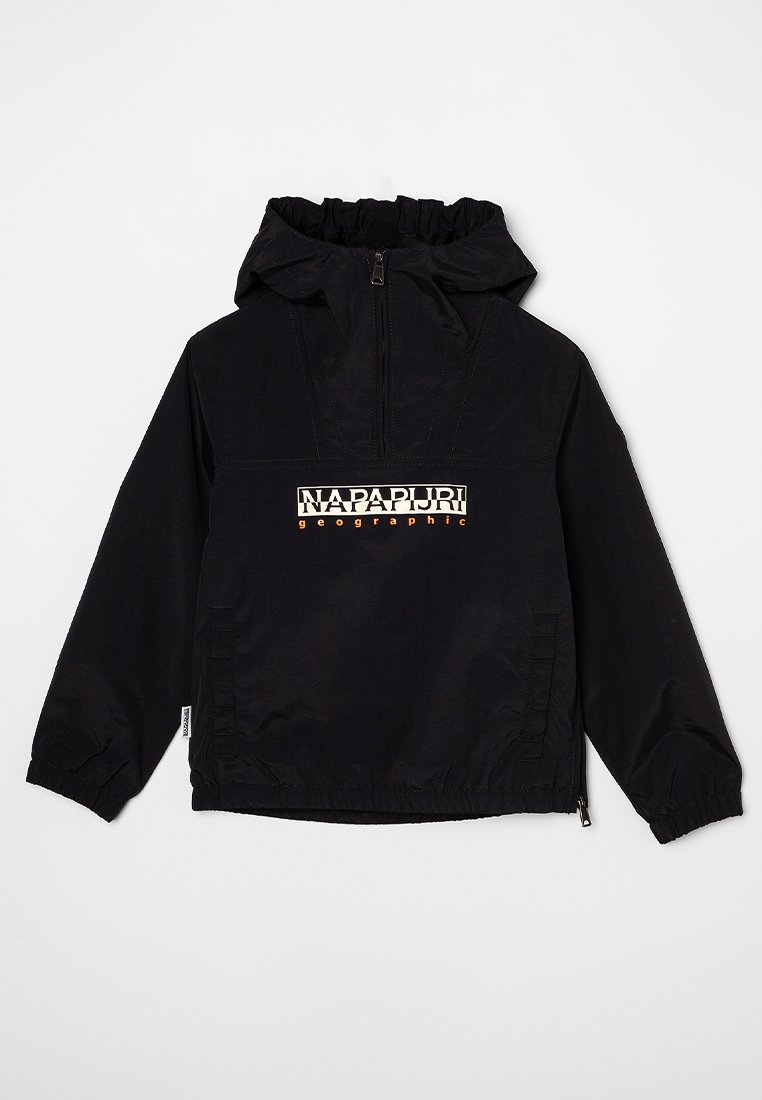 Giacca a pullover nera con cappuccio, dotata di una zip anteriore a metà, polsini elasticizzati e un logo prominente crema e arancione sul petto. Texture liscia.