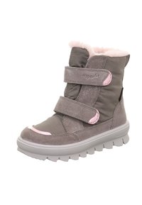 Grauer Knöchelstiefel mit rosa Akzenten, aus Wildleder und Nylon gefertigt. Verfügt über zwei Klettverschlüsse, ein plüschiges Innenfutter und eine strukturiert gummierte Sohle.