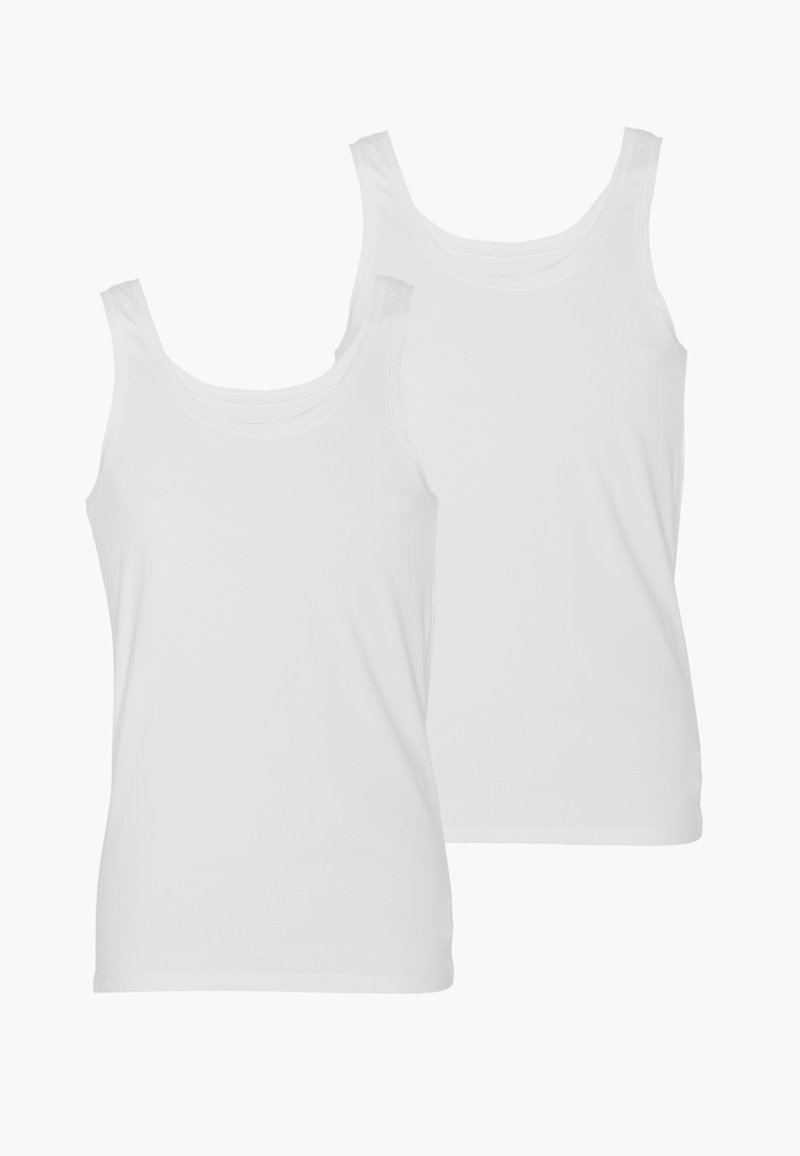 Top in cotone bianco, con spalline larghe, scollatura rotonda e una consistenza morbida. Due pezzi in esposizione affiancati.