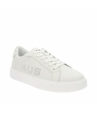 Zapatillas blancas de cuero con un logo de marca perforado, cordones planos, cuello acolchado y una suela de goma blanca texturizada.