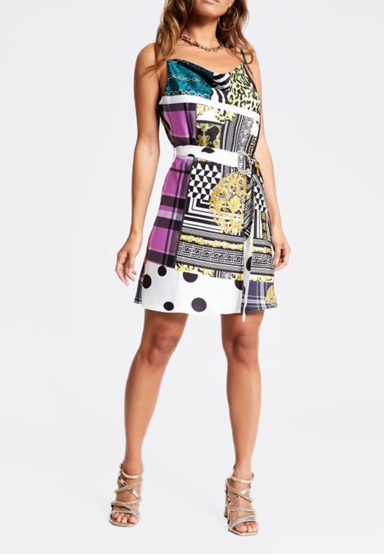 Vestido sin mangas con patrones variados en negro, blanco, púrpura, dorado y verde azulado. Presenta una cintura ceñida y una silueta fluida.
