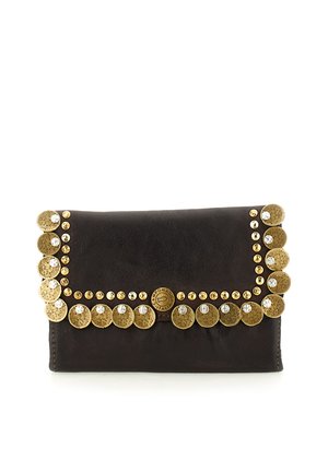 Pochette in pelle marrone scuro con patta decorata con borchie dorate grandi e piccole e strass trasparenti incastonati, al centro un bottone rotondo con marchio.
