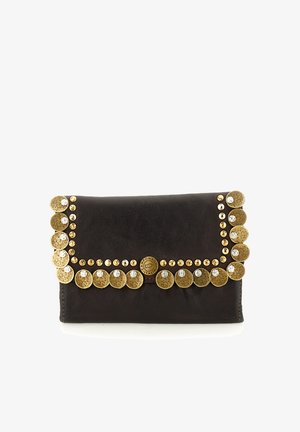 Pochette in pelle marrone scuro con patta decorata con borchie dorate grandi e piccole e strass trasparenti incastonati, al centro un bottone rotondo con marchio.