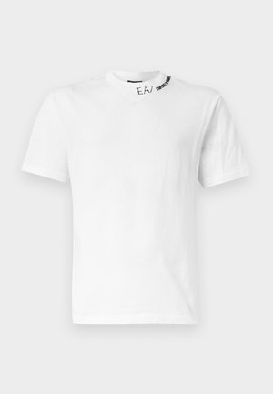 Valge lühikeste varrukatega t-särk, millel on ees paremal krae ääres musta värvi tekst "EA7 Emporio Armani".