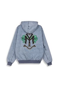Chaqueta con capucha de color azul claro con patrón de olas en relieve, cintura y puños elásticos. Presenta un gran emblema negro y verde en la parte posterior.