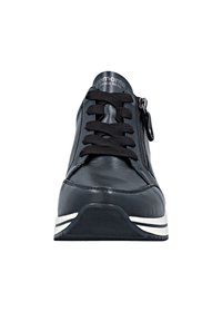 Schwarze Ledersneaker mit schwarzen Schnürsenkeln, seitlichem Reißverschluss und weißen Akzenten an der Sohle. Runde Zehenpartie und strukturierte Gummisohle.