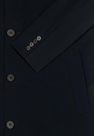 Giacca da uomo nera con tre bottoni frontali, quattro bottoni più piccoli sul polsino e una tasca orizzontale singola sul lato destro.