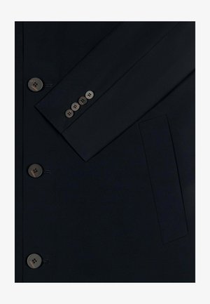 Giacca da uomo nera con tre bottoni frontali, quattro bottoni più piccoli sul polsino e una tasca orizzontale singola sul lato destro.