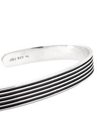 Silverfärgad manschettarmband med fem parallella svarta linjer som löper längs den yttre ytan, polerad finish och lätt böjd öppnad design.
