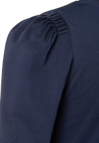 Navyblauwe blouse met geplooid detail op de schouder. Soepele textuur en aansluitend ontwerp, dat een strakke, minimalistische silhouet benadrukt.