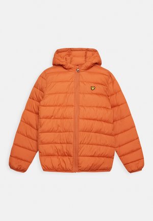 Chaqueta acolchada con capucha de color naranja, con acolchado horizontal, cremallera frontal, puños elásticos y un pequeño logo de un pájaro amarillo en el pecho izquierdo.