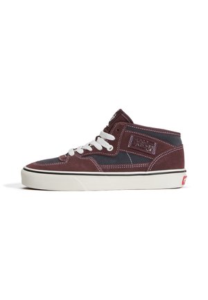 Zapatilla alta en granate y negro con cordones blancos, costuras blancas, suela de goma y una chapa "Hardy Baby" en el lateral.