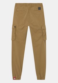 Spodnie cargo w kolorze khaki z elastyczną talią i mankietami, z dwoma tylnymi kieszeniami z rozcięciami, dwiema bocznymi kieszeniami z klapką oraz czerwoną metką z logo blisko lewego kostki.