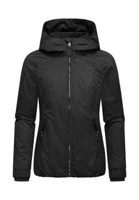 Veste noire imperméable avec capuche, fermeture éclair, poches latérales et poignets côtelés. Elle présente une texture de tissu lisse et un design minimaliste.