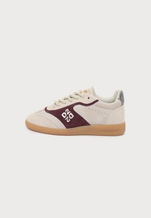 Basket beige avec panneau latéral bordeaux, logo ""D2"" blanc, lacets beiges, semelle en gomme et détail argenté au talon, vue de côté.