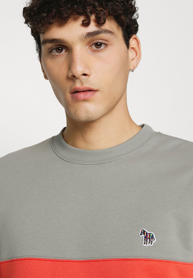 Herren T-shirts & Polos | PS Paul Smith REG FIT ZEBRA Sweatshirt grey/orange/green/grau - DJ38292 Herren T-shirts & Polos | PS Paul Smith REG FIT ZEBRA Sweatshirt grey/orange/green/grau - DJ38292