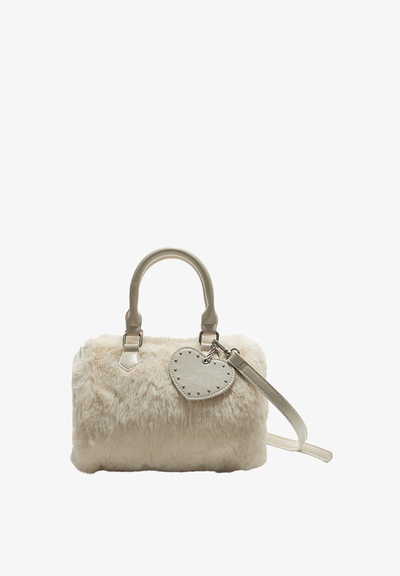 Borsa in pelliccia sintetica color crema con manici in pelle liscia e charm a forma di cuore rimovibile; presenta borchie in argento e tracolla regolabile.