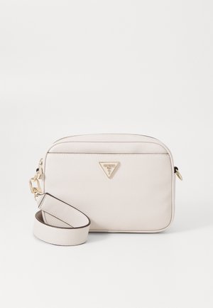 Sac bandoulière en cuir beige clair avec quincaillerie dorée, présentant un logo triangulaire et une bandoulière réglable, texture lisse et fermeture éclair.