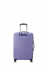 Valigia rigida viola con texture a righe orizzontali, manico telescopico in alluminio e quattro ruote nere per la mobilità.