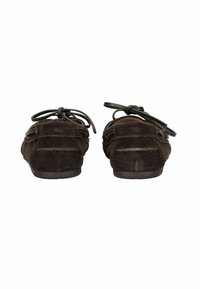 Hnědé semišové mokasíny s kulatou špičkou, koženými tkaničkami a gumovou podrážkou, s vyšíváním na zadní a boční straně.