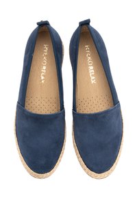 Scarpe slip-on in suede blu navy con soletta forata e suola in iuta intrecciata, dotate di punta rotonda e linguetta sul tallone.