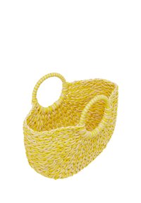 Vævet kurv med gule og naturlige fibre, oval form og to runde håndtag. Struktureret overflade med synlige vævemønstre.