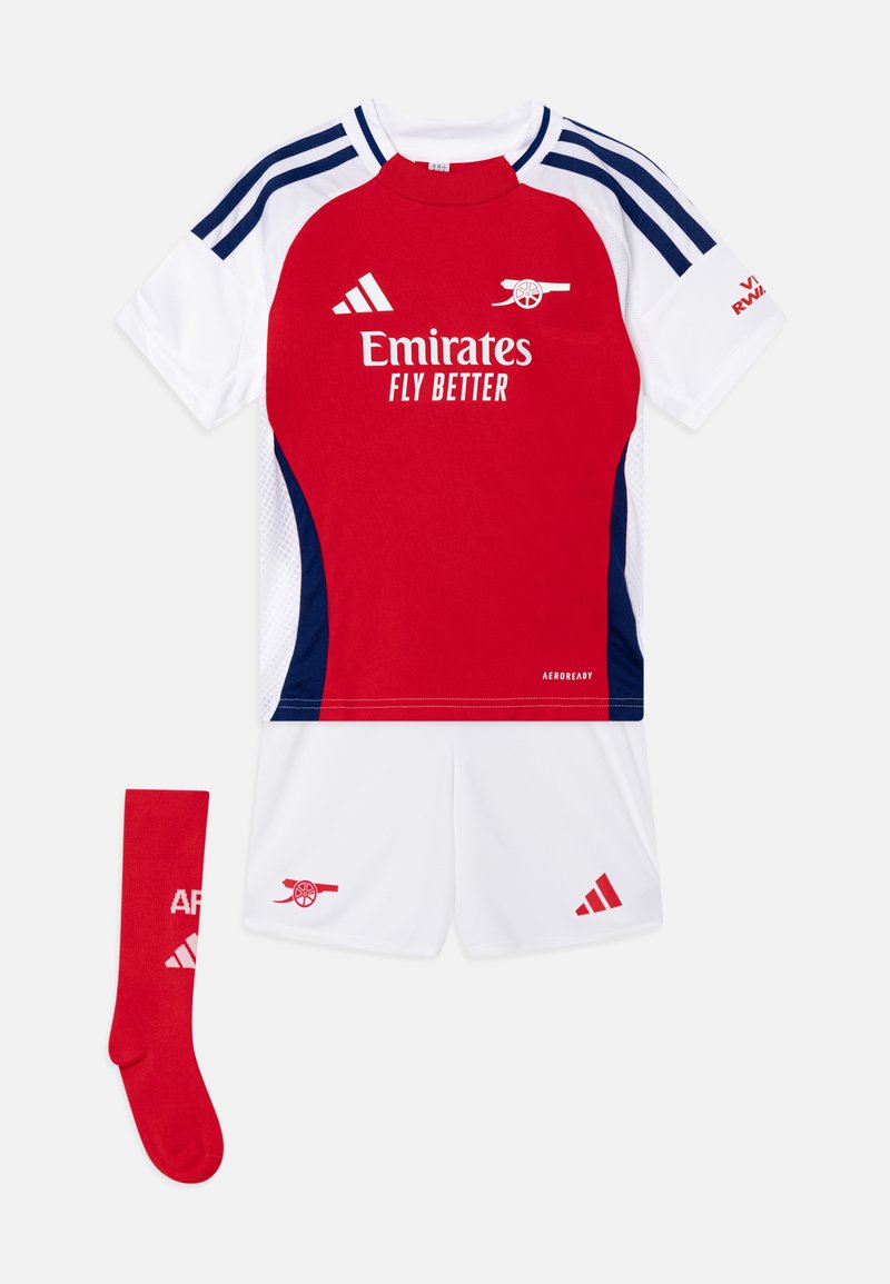 Roter und weißer Fußballtrikot mit kurzen Ärmeln; enthält das Adidas-Logo, den Text "Emirates Fly Better" und passenden roten Socken.