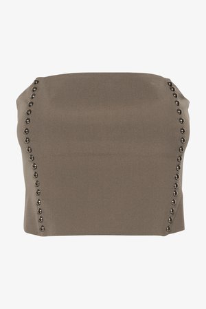 Brun, tætsiddende top med en glat, struktureret overflade. Har sorte dekorerede nitter langs begge sidesømme. Uden stropper design.