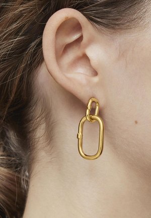 Pendientes de metal dorado con un diseño de cadena vinculada y una forma rectangular alargada, unidos a un pequeño aro para un uso seguro.
