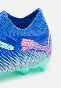 Puma FUTURE 7 PRO FG/AG JR UNISEX - Kopačky na pevný povrch - bluemazing/white/electric peppermint