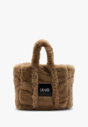 Faux-Fur-Tasche in Hellbraun mit plüschiger Textur, zwei kurzen Griffen und einem schwarzen Markenetikett an der Seite. Quadratische Form mit gestepptem Design.