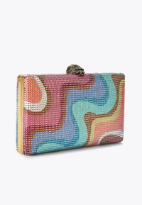 Pochette rettangolare colorata impreziosita da strass in motivi vorticosi. Presenta una chiusura dorata con una parte superiore decorativa e texturizzata.