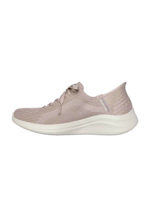 Zapatilla deportiva de color rosa claro con parte superior de malla, diseño con cordones y talón texturizado. Presenta una suela blanca acolchada con un patrón ondulado.