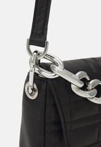 Calvin Klein TOUCH CHAIN - Sac à main - black