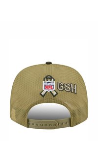 Khaki-Kappe mit Mesh-Textur, ausgestattet mit einem gestickten NFL-Logo und GSH-Buchstaben. Verstellbarer Rückenverschluss mit Druckverschluss-Design.