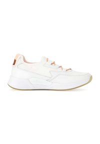 Witte sneaker met een gestructureerde bovenkant, contrasterende perzikaccenten, ronde veters en een gevoerde zool. Heeft een merkdetail op de hak.