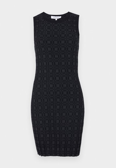 Rochie neagră fără mâneci, cu un model texturat și un design asemănător unei rețele. Realizată dintr-un material elastic, are o siluetă ajustată și margini riblate.