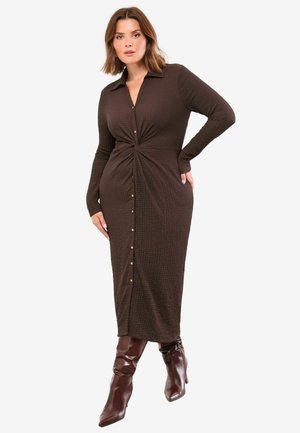 PLUS SIZE FIT - TEXTURED MIDI - Rochie din jerseu - chocolate brown
