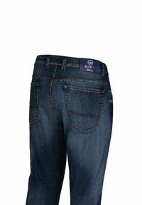 Dunkelblaue Denim-Jeans mit geradem Schnitt, ausgestattet mit einem markierten Bund, zwei Gesäßtaschen mit gestickten Details und einer ausgewaschenen Textur.