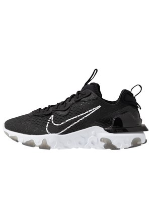 Czarny but do biegania Nike z białą podeszwą i białym logo Swoosh, wiązany, z pętlami ułatwiającymi zakładanie na języku i pięcie.