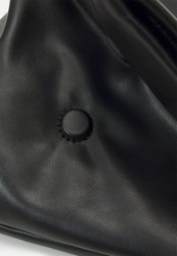 Calvin Klein BROOK CLUTCH - Alkalmi kézitáska - black
